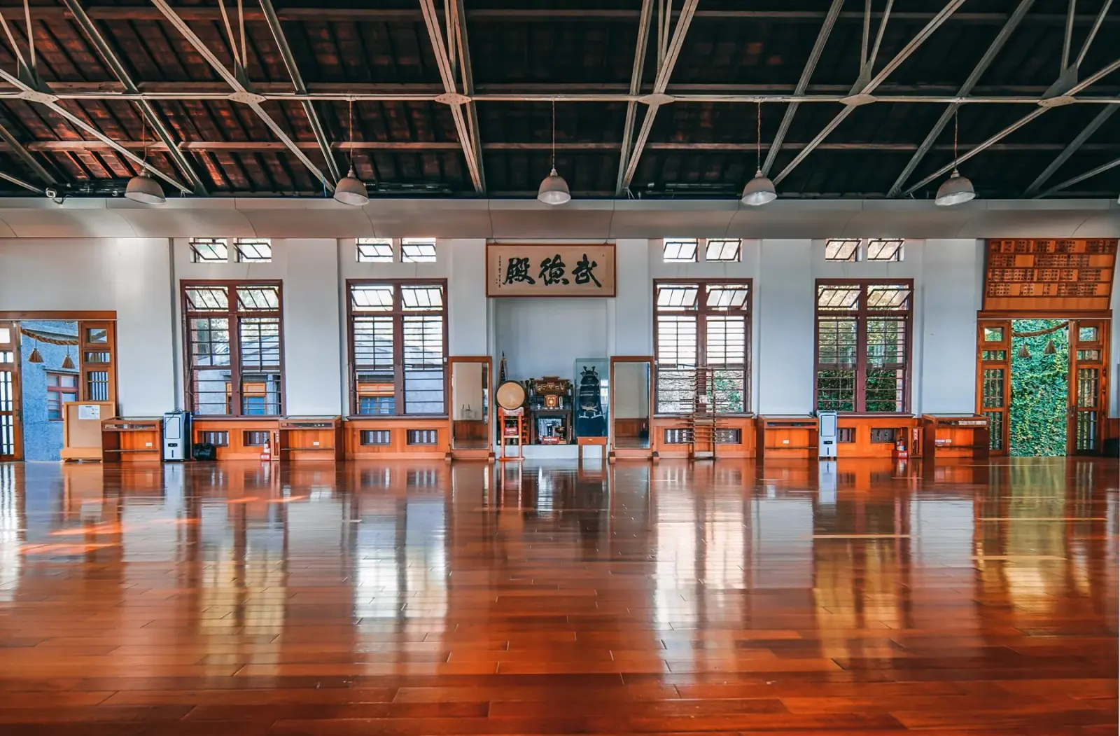 武德殿道場正面，懸掛「武德殿」橫匾與神龕，地面為打磨光亮的深色木地板。